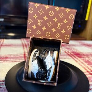 Fashion Loius Vitton Monogram Mini Sneaker Keychain(2)